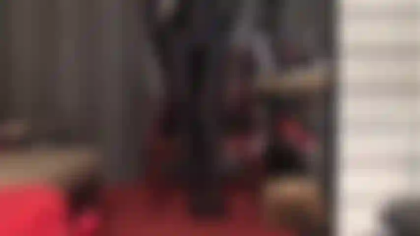 Il tuo cazzo è il giocattolo della padrona: questa tuta in spandex con cerniera sulla scollatura ti eccita davvero. La padrona si sta divertendo con la tua erezione. Te lo accarezzerà, te lo sculaccerà...