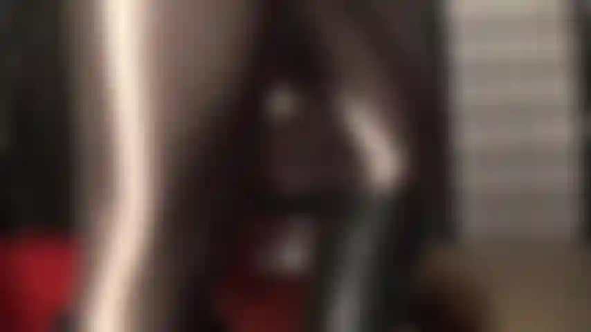 I collant in spandex leohex color marrone metallizzato lucido si abbinano perfettamente a un pene carnoso da adorare.