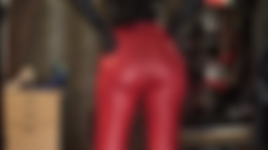 Incoraggiamento alla masturbazione da parte della padrona vivian in attillati leggings rossi in lycra, che mi masturba con splendidi guanti in pelle nera. Scommetto che ti piacerebbe venire su tutto questo culo perfetto.
