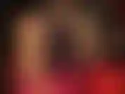 Gli amanti delle gambe apprezzeranno le mie gambe lunghe e snelle, con collant lucidi color carne e décolleté sexy.