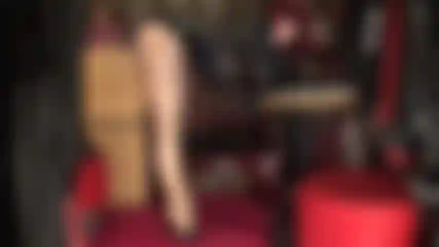 Hai un debole per le gambe e i piedi in collant lucidissimi e tacchi a spillo sexy. Lasciati andare a questa meravigliosa e lenta provocazione.