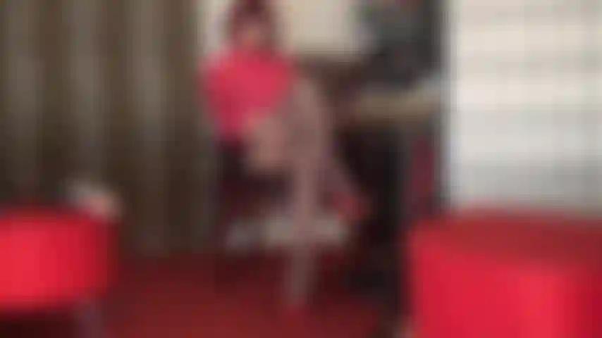 La padrona ha il tuo cazzo da schiavo coperto di calze intrappolato nello spazio tra le sue cosce incrociate di collant.