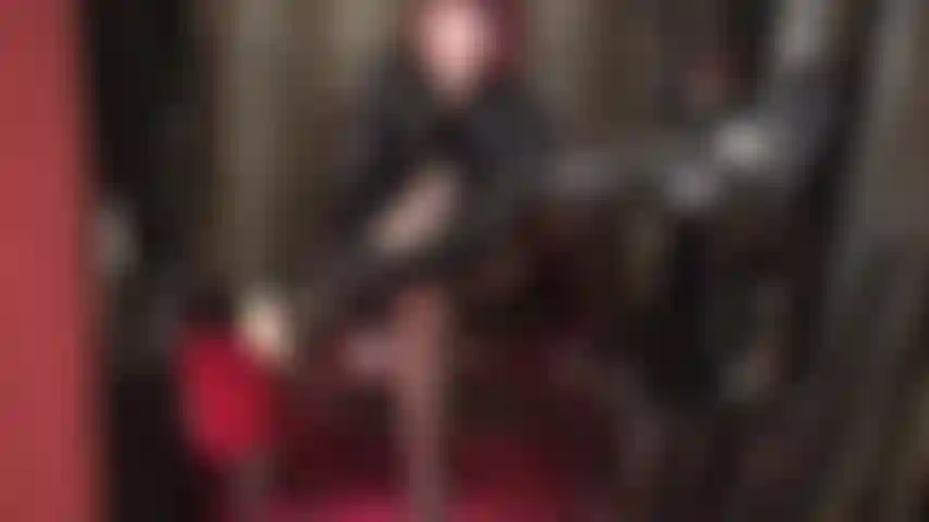 Lasciati tentare da una lenta e sensuale provocazione con tacchi alti ipnotici, collant neri e guanti in pvc lucido.