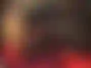 Cumboy ama adorare il culo e le gambe della padrona con gonne attillate e collant. Le gambe incrociate in piedi sono la vista preferita di cumboy, che viene istruito a masturbarsi con il gesto della mano della padrona.