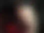 La signora vivian apprezza l'aspetto e la sensazione della pelle.