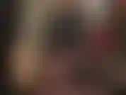 La tua dea in nylon ti stuzzica con le sue gambe, il suo sedere e i suoi piedi in collant neri trasparenti e setosi, indossando una tuta in pvc lucido.