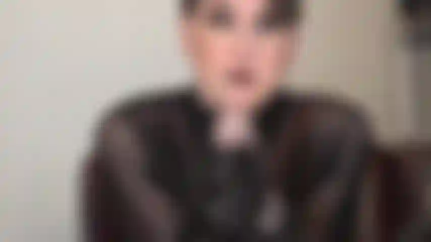 La padrona ti fa succhiare il tuo primo cazzo. Non c'è motivo di aver paura di questo grosso cazzo. La padrona lo rende ancora più gustoso e scivoloso con la sua deliziosa saliva. Ora vuoi succhiarlo?!