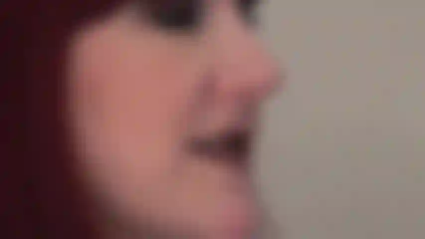 La mia lingua e le mie labbra dal rossetto scuro ti hanno resa debole.