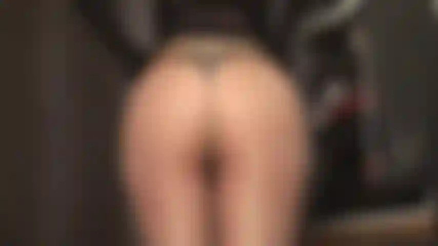 Adoro il perfetto culo rotondo della padrona vivian, in collant color carne e nudo.