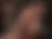 Adorazione dei piedi nudi oliati. La padrona appoggia i suoi piedi nudi sul tavolo, stuzzicandoti con le piante rugose e gli archi plantari alti.