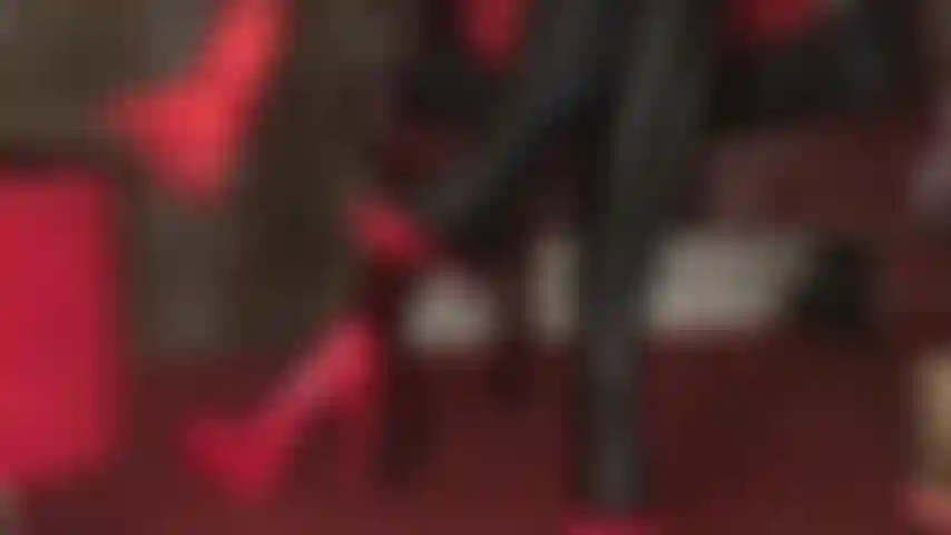 Footjob in lattice su bbc. La padrona vivian avvolge i suoi piedi in calze di lattice attorno a un grosso cazzo nero.