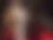 Strati di collant bianchi e lattice bianco: quanti strati di nylon riesci a gestire? Un paio di calze più lucide dell'altro, seguite da una minigonna sexy in lattice bianco, guanti e tacchi alti coordinati.