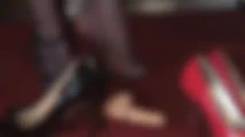 Calpesto, sono feticista dei piedi e ho i tacchi alti: calpesto il tuo cazzo indossando graziosi collant di pizzo e tacchi a spillo affilati.