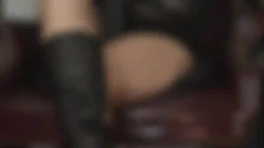 Debole per le cosce in collant della padrona. Il tuo cuore batte forte mentre si aprono, il tuo cazzo pulsa mentre si chiudono, desideroso di strofinarlo sulla calda pelle rivestita di nylon della padrona.