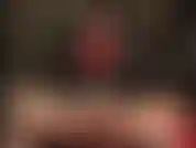 Con guanti medicali su uno strap-on: una dea della pelle lubrifica il suo grosso cazzo con la saliva e lo accarezza con guanti di lattice trasparenti prima di spingerlo in profondità dentro di te.