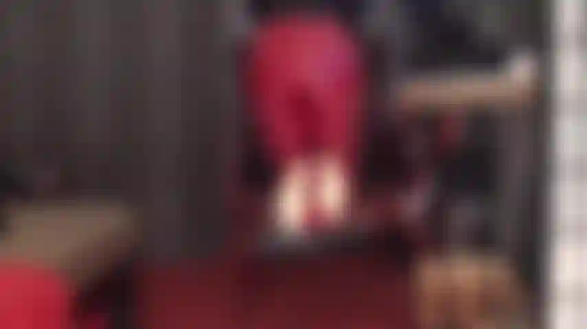 Piedi in collant e tacchi a spillo in pelle rossa: la padrona vivian con pantaloni in pelle rossa e décolleté con tacco alto abbinate si toglie le scarpe in modo che tu possa adorare le sue bellissime suole in nylon morbido e il sedere rivestito in pelle.