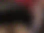 In minigonna di lattice e strati di collant, gambe di nylon e gonna sotto la gonna.