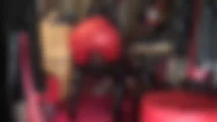 Piace fare facesitting e adorare il culo indossando leggings rossi, stivali lucidi sopra il ginocchio e cappuccio in spandex.