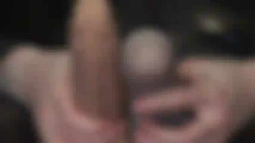 Affamata di cazzi: questi cazzi sembrano così appetitosi. La tua bocca da puttana si apre automaticamente, implorando di poterli avvolgere con le tue labbra e sentire le loro bellissime vene.