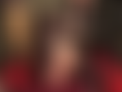 Feticismo dei piedi nudi: la padrona muove le dita dei piedi e stuzzica con piedi e gambe nudi. Non vuoi venire a pulirli con la lingua?