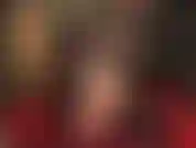 Feticismo dei piedi nudi: la padrona muove le dita dei piedi e stuzzica con piedi e gambe nudi. Non vuoi venire a pulirli con la lingua?