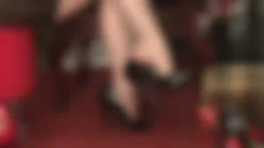 I tacchi alti e i piedi controllano la tua esistenza: non puoi più vivere senza il potere dei piedi e dei tacchi della padrona. Ti senti viva sia che ti stuzzichino dolcemente sia che ti camminino addosso.