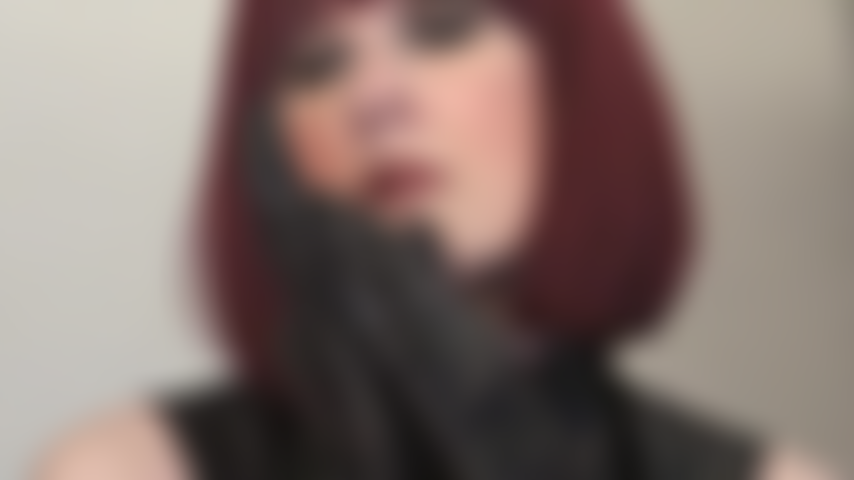 Feticista dei guanti di pelle: la padrona vivian indossa un paio di guanti di morbida pelle nera lunghi fino al gomito per stuzzicarti e torturarti.