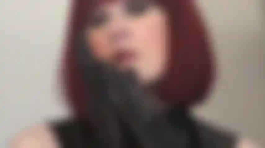 Feticista dei guanti di pelle: la padrona vivian indossa un paio di guanti di morbida pelle nera lunghi fino al gomito per stuzzicarti e torturarti.