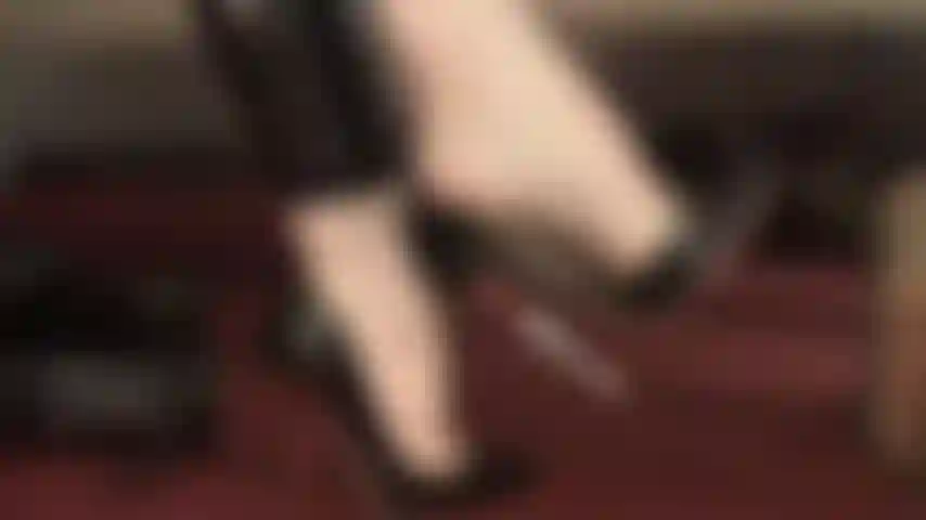 L'esperta del penzolare: i piedi incredibilmente alti e arcuati della padrona penzolano dalle sue décolleté con tacco a spillo.