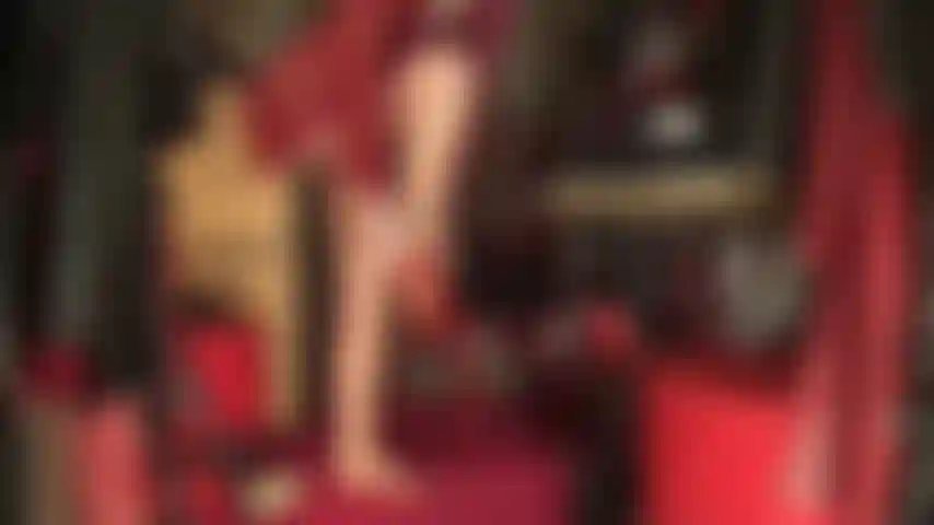 Il tuo piccolo cazzo è inferiore al mio grosso cazzo nero: il mio enorme cazzo nero tra strati di nylon rosso lucido è così eccitante per il tuo micro pene. Fai tutto il necessario per soddisfare il cazzo della padrona...