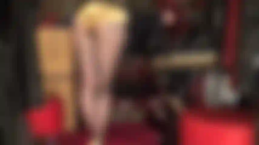 La signora vivian è china sul tavolo, guarda indietro, stuzzicandomi con il suo sedere perfetto in pantaloncini di raso dorato lucido.