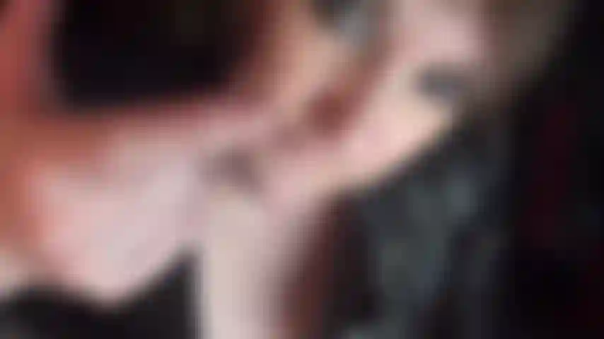 Dita scivolose e bagnate, piene di saliva, che lubrificano il grosso cazzo della padrona per aprire lentamente quella tua figa così stretta. Mmmhmmm... So di cosa hai bisogno. Hai bisogno che io spinga dentro da dietro... Così lenta!