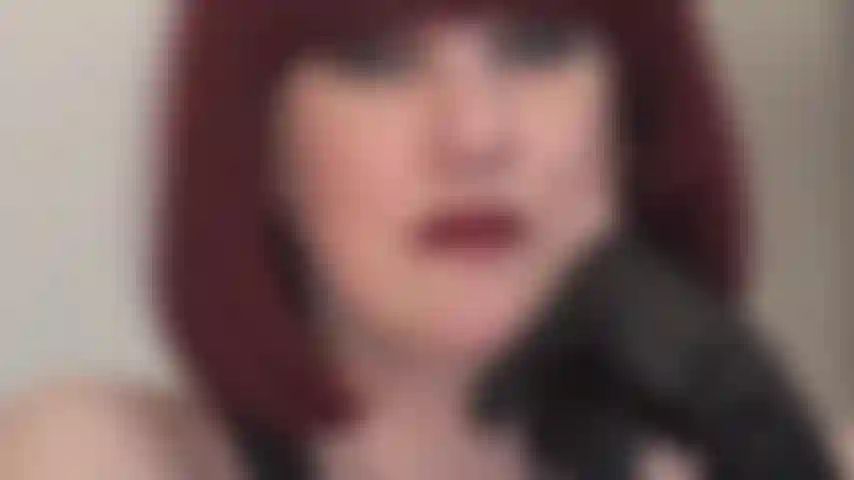 Adoro il viso, ho il rossetto rosso e i guanti di pelle nera.