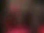 Stivaletti rossi con tacco a zeppa.