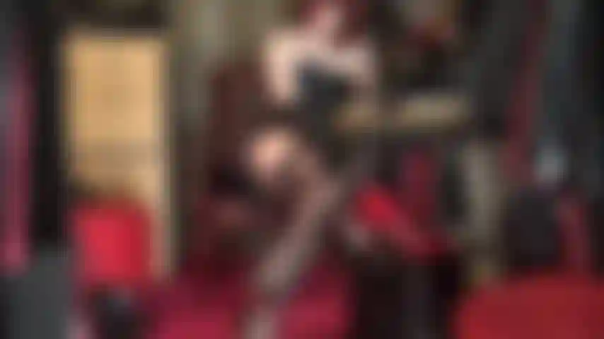 Seduzione femdom in splendida lingerie: corsetto e guanti in pelle, collant super lucidi, calze e giarrettiere.