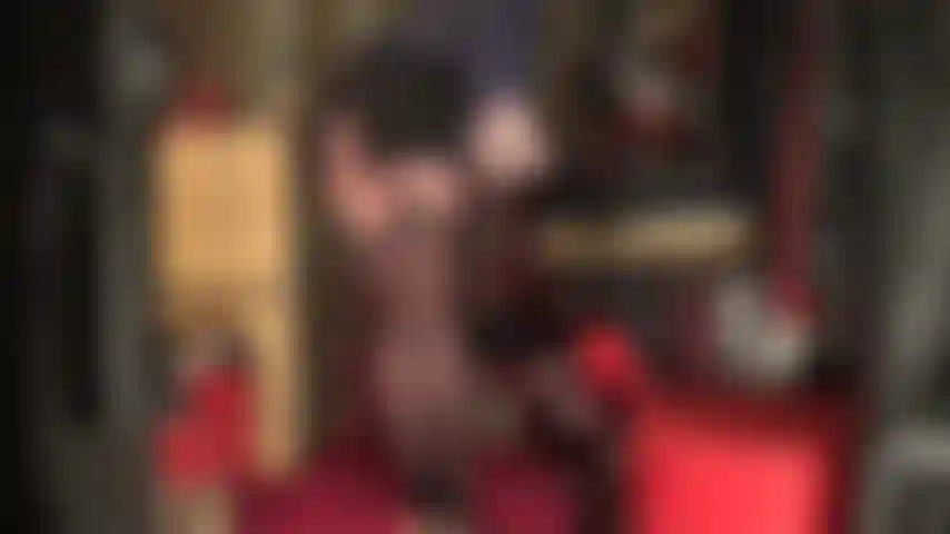 Calze nere con cuciture e giarrettiere sopra collant lucidi. Oh mio dio, che vista! La provocazione con giarrettiere, gambe sexy e sedere perfetto... Mmmm.