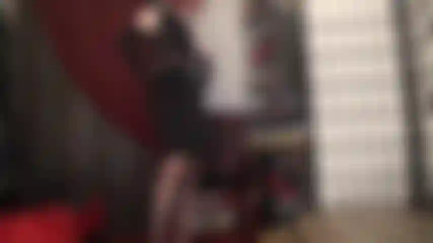 La tua bocca lo implora mentre la padrona vivian ti fa penzolare in faccia il suo gustoso grosso cazzo ricoperto di nylon: la vista frontale e posteriore ti eccitano allo stesso modo, tanto da poter adorare anche il sedere della padrona.