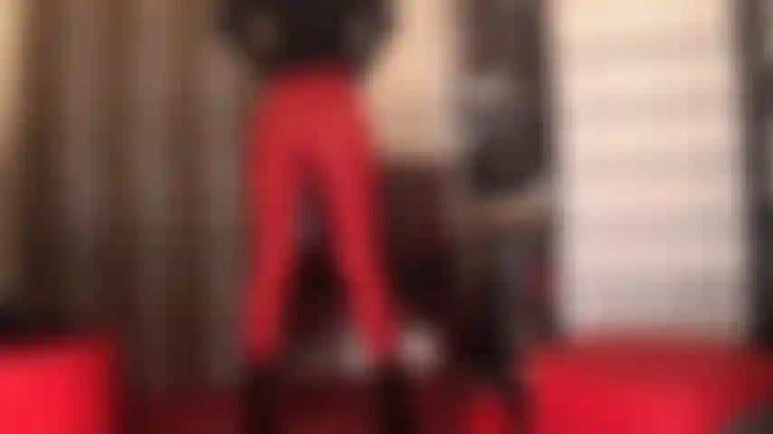 Il sedere rotondo della padrona nei leggings attillati crea dipendenza. Con una vista del genere tutto ciò che desideri è rendere omaggio e masturbarti, masturbarti e pagare.