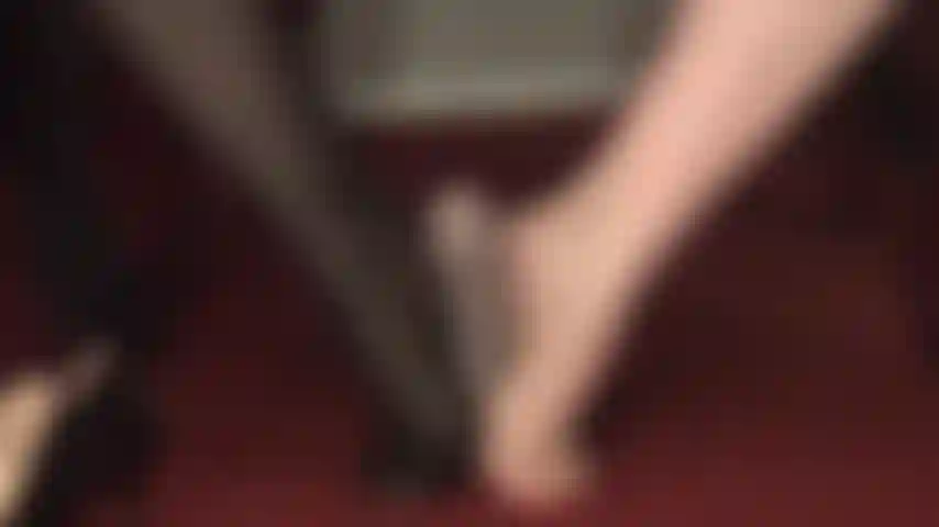 Dominazione dei piedi - piedi nudi, footjob violento e nylon sulle mani - il tuo cazzo da schiavo è nei guai, tormentato dai morbidi piedi nudi della padrona.