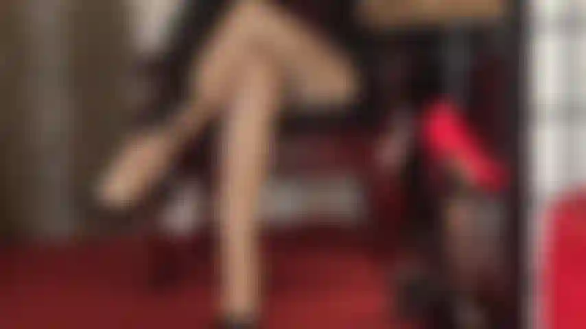 Gambe incrociate sexy in collant color cuoio lucido stuzzicano l'amante delle gambe. La padrona aggiunge un ulteriore paio di calze di nylon lucide per una lucentezza irresistibile.