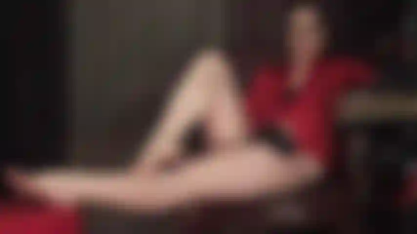 Queste gambe nude... Piedi nudi... Questi occhi... Scopriremo per quanto tempo riuscirai a controllarti con questa intensa provocazione erotica.