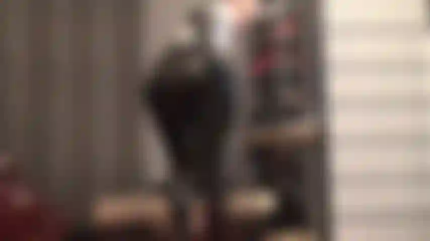 Ammiro il sedere lucido e le lunghe gambe della mia padrona nei miei leggings neri attillati e lucidi.