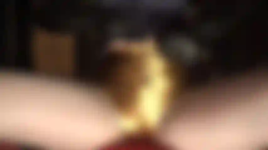 Il mio culo, il tuo viso... Questi pantaloncini di raso dorato meritano di essere adorati.