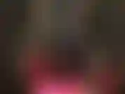 Che accarezza il mio grande strap-on bianco mentre tu sbavi sul mio corpo in una tuta attillata e lucida in pvc.