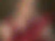 Guardami negli occhi mentre lentamente mungo lo sperma dal tuo cazzo con guanti rossi in lycra.