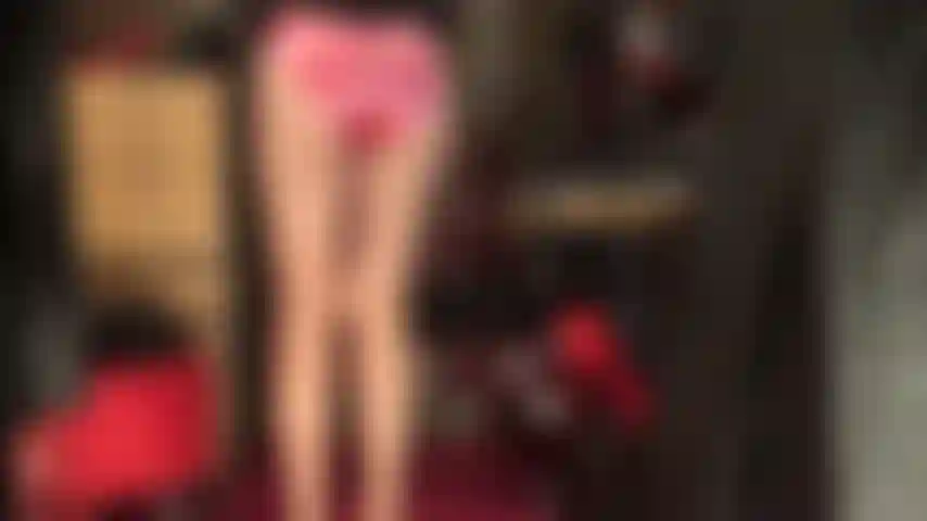 Oh, la padrona sa come stuzzicare quel tuo cazzo dolorante con mutandine di raso lucido e mutandine di pizzo tirate sopra collant lucidi.