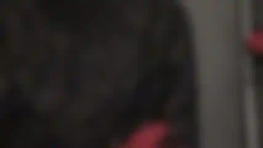 Faccio sesso orale con doppi guanti in lattice, sputo e leggings in pvc.