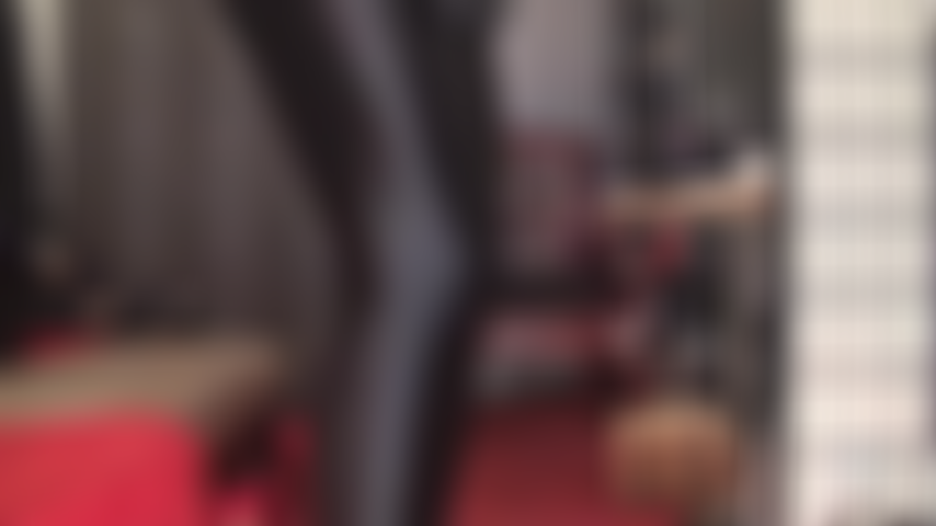 L'abbigliamento fetish della padrona fa pulsare il tuo cazzo: questi collant in spandex nero lucido leohex e il vestito in pvc ti regalano un'erezione immediata. La padrona si passa le mani guantate di pelle sulle sue curve sexy in spandex.