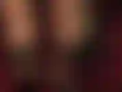 Ai piedi della padrona con le mie calde calze di gomma trasparenti e le mie ciabatte con la zeppa. Succhio le mie dita dei piedi in lattice. Le annuso, le assaggio e le adoro con questi tacchi alti e sexy. Calpesto il tuo cazzo da schiavo incluso...