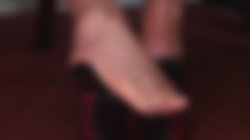 Le dita dei piedi in lattice stuzzicano il tuo cuore fetish: calze di gomma trasparenti color carne spuntano da alti sandali con plateau. Vuoi succhiarle e sentire il lattice scivoloso imbavagliarti la bocca.